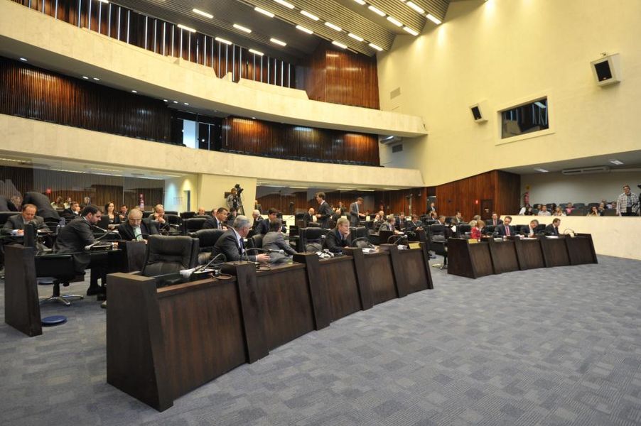 Parlamentares reunidos na sessão plenária desta terça-feira (12).