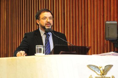 Presidente da APP-Sindicato apresenta reivindicações dos professores na tribuna da Alep
