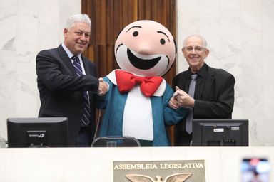 Criador das figurinhas do Zequinha recebe título de Cidadão Benemérito