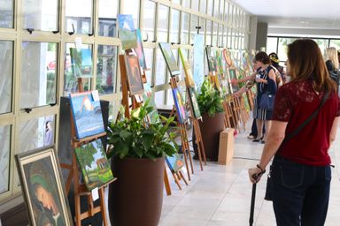Exposição de pinturas de pessoas idosas ganha espaço na Assembleia, celebrando criatividade e inclusão