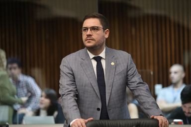 Projeto quer que agências bancárias e estabelecimentos financeiros forneçam comprovantes do início do atendimento