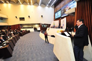 Governador de Goiás, Marconi Perillo, participa do Parlamento Universitário no Plenário da Alep