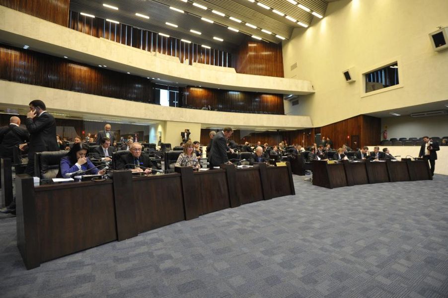 Parlamentares reunidos na sessão plenária do dia 05 de agosto.