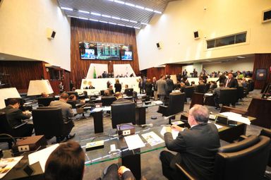 Deputados aprovam em segundo e terceiro turnos projeto que libera venda e consumo de cerveja nos estádios