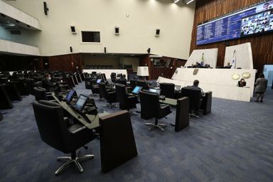 Segue para sanção projeto que adia prazo de validade de concursos públicos no Paraná