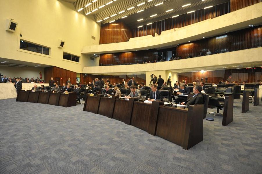 Parlamentares reunidos na sessão plenária desta terça-feira (27).