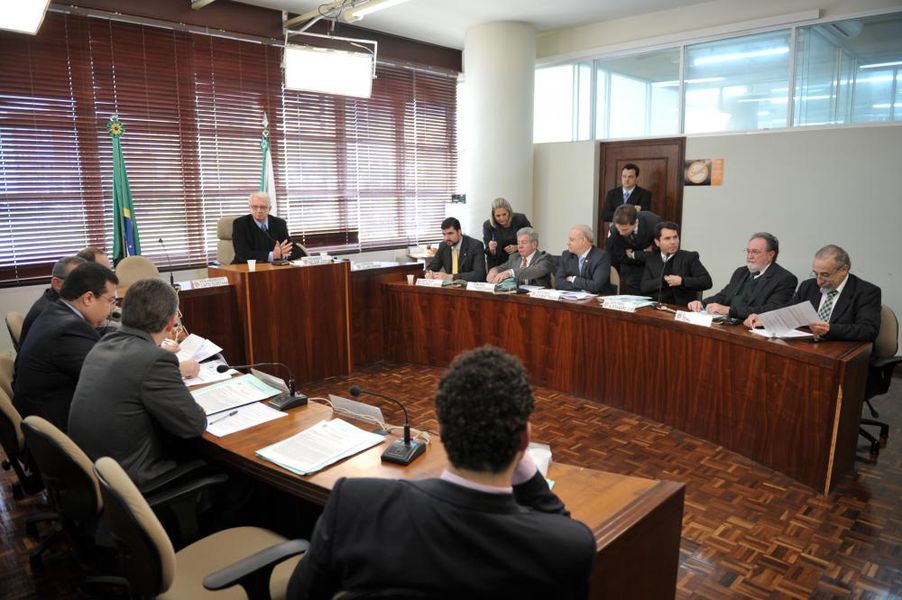 Parlamentares reunidos na CCJ desta terça-feira (24).