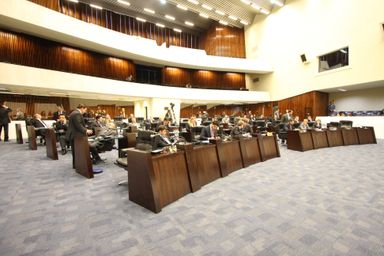 Deputados aprovam cinco projetos e adiam debates sobre meia-entrada