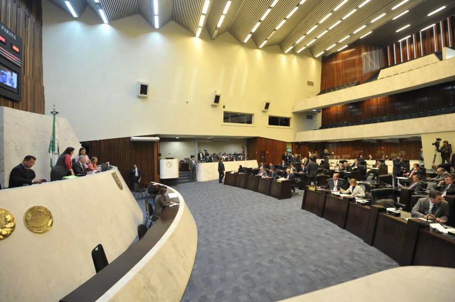 Parlamentares reunidos durante a sessão plenária desta terça-feira (29).
