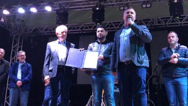 Na abertura da Expomate, deputado Emerson Bacil entrega cópia da Lei que inseriu a festa no Calendário de Eventos