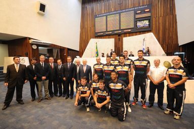 Caramuru Vôlei recebe homenagem pela conquista de vaga na elite do vôlei brasileiro