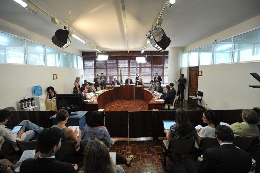 Parlamentares reunidos na CCJ.