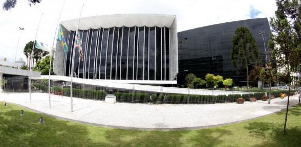 Frente da Assembleia Legislativa do Paraná.