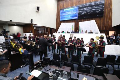 Assembleia Legislativa celebra o Dia Nacional da Educação com homenagem a professores e debate sobre o ensino