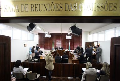 Salário dos professores da rede estadual será votado nesta terça-feira na CCJ