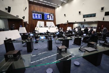 Projeto que garante intérpretes de Libras a gestantes surdas avança na Assembleia