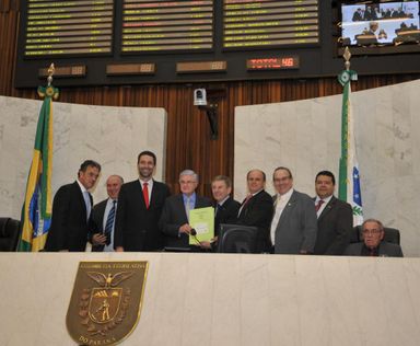 Comissão de Orçamento entrega substitutivo geral da LDO ao presidente da Assembleia
