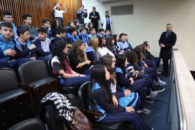 Alunos da Escola Adventista visitam a Assembleia Legislativa