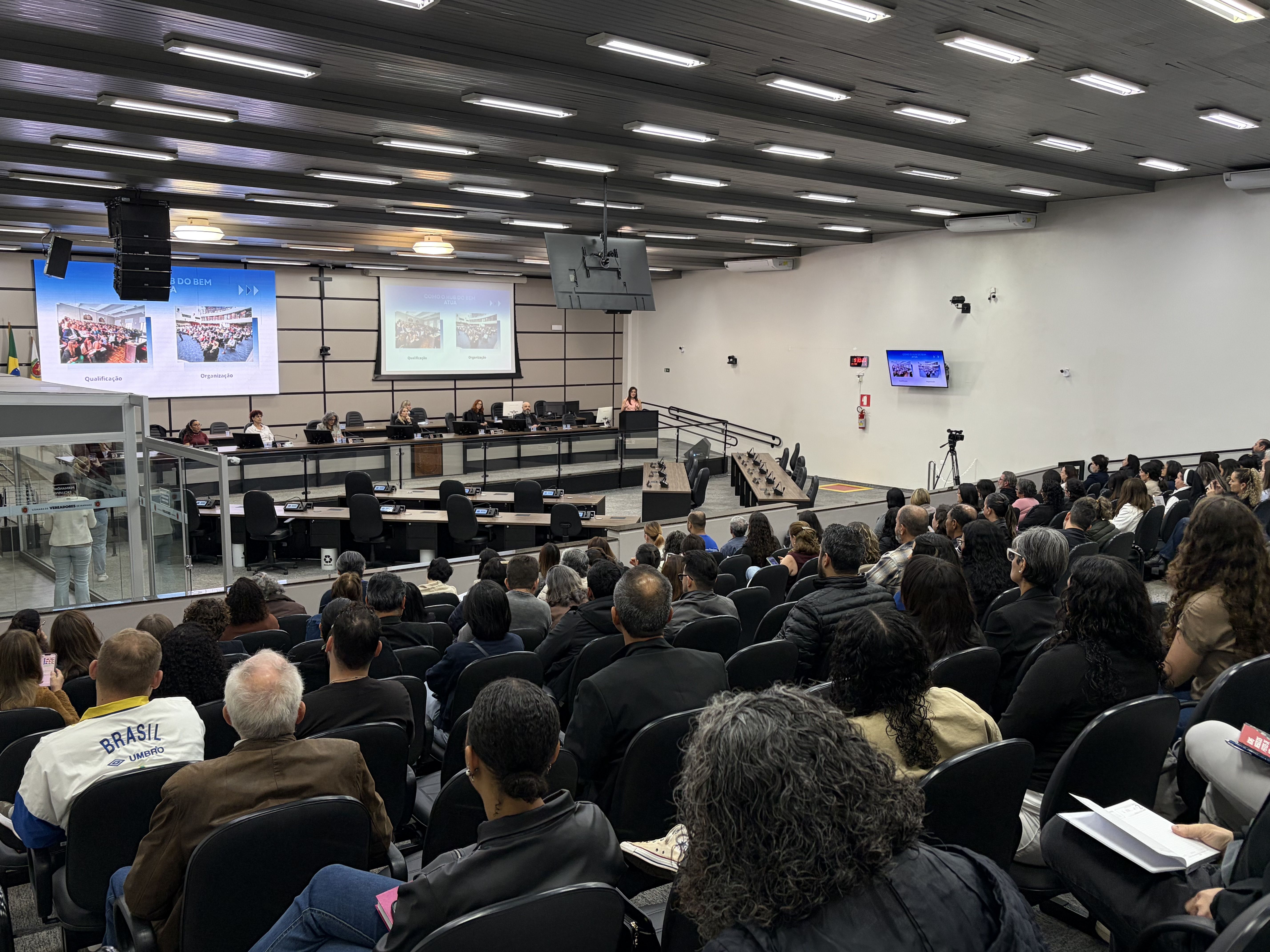 Seminário ocorreu ao longo desta sexta-feira (21), no Plenário da Câmara de Maringá.