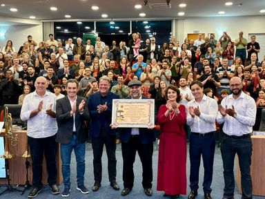 Deputada Cristina Silvestri (PP) entrega título de Cidadão Benemérito do Paraná ao artista Toto Lopes