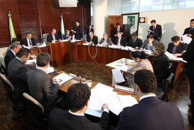 Projeto que aumenta salário de professores passa facilmente pela CCJ