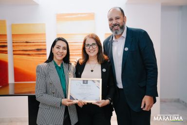 Deputada cantora Mara Lima (Republicanos) entrega Menção Honrosa a pastor líder da Igreja Batista Lagoinha no Paraná