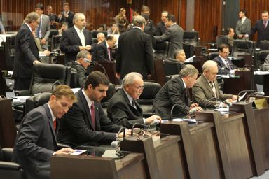 Assembleia aprova oito projetos e 20 indicações