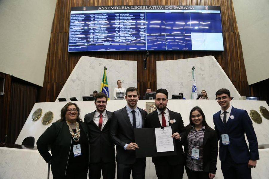 mesa executiva parlamento universitário