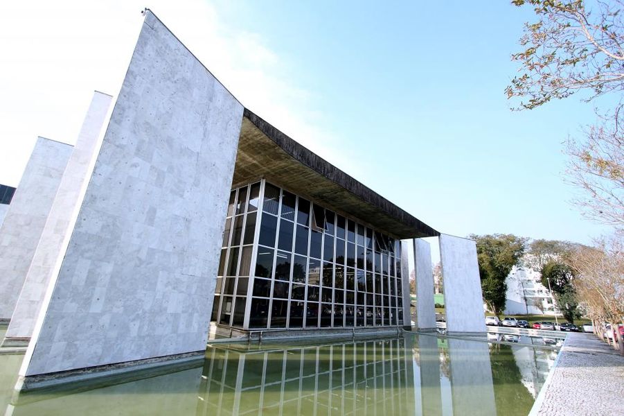 Frente do Tribunal de Conta do Paraná.