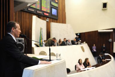 Plenário adia votação da PEC da Juventude
