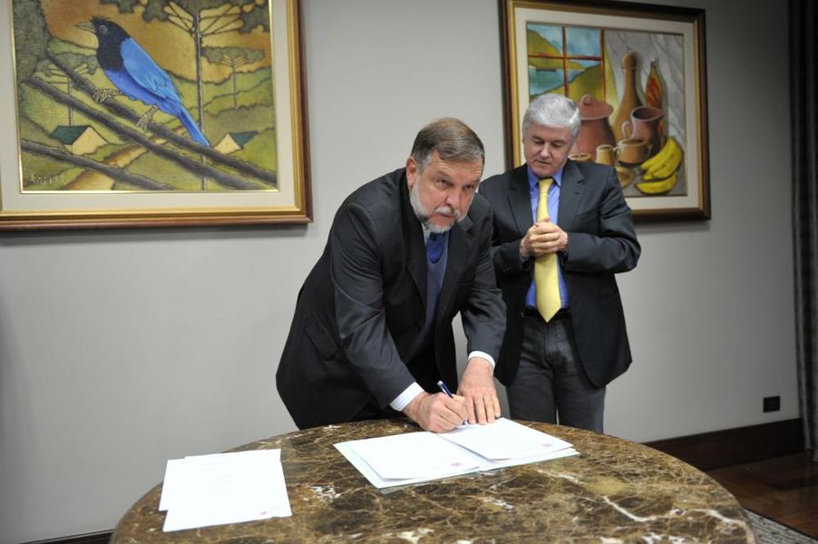 Secretário de Educação, Flávio Arns e presidente da Alep, Rossoni assinam termo de cooperação entre SEED e Alep.