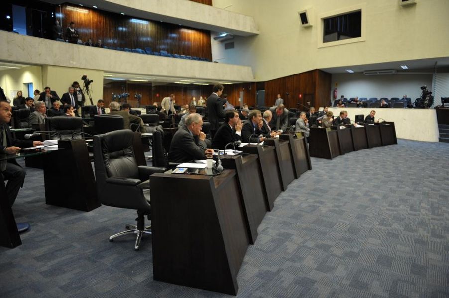 Visão geral do plenário durante a sessão desta segunda-feira (01). 