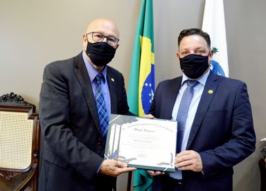 Superintendente do Incra no Paraná recebe homenagem da Assembleia Legislativa