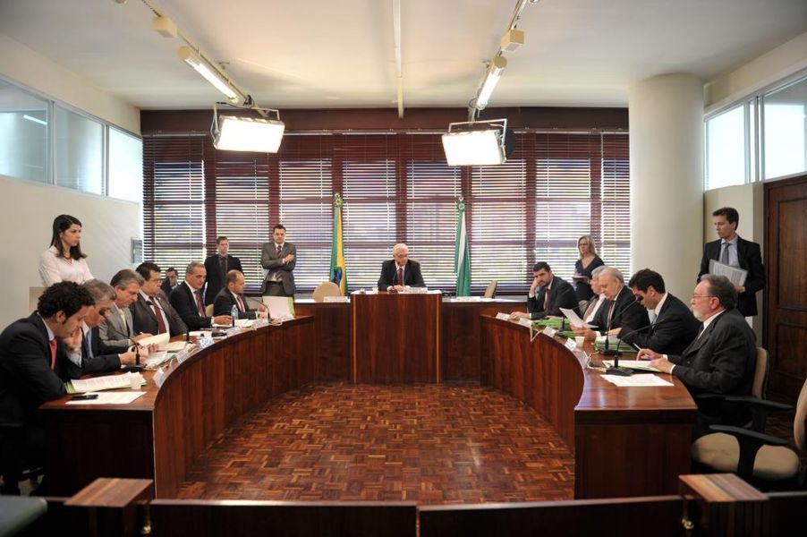 Parlamentares reunidos na CCJ nesta terça-feira (03).